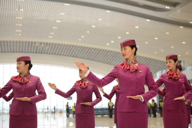 渝貴鐵路首發班組亮相，10名動妹展現專業服務禮儀
