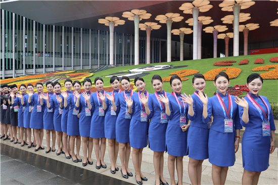 日行兩萬步，六屆全勤 80名東航“凌燕”志愿者在進博會閃耀禮儀服務