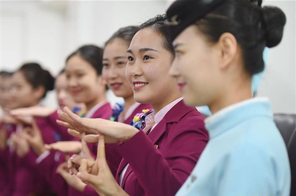 備戰2017春運 空姐手把手教高姐服務禮儀 網站設計
